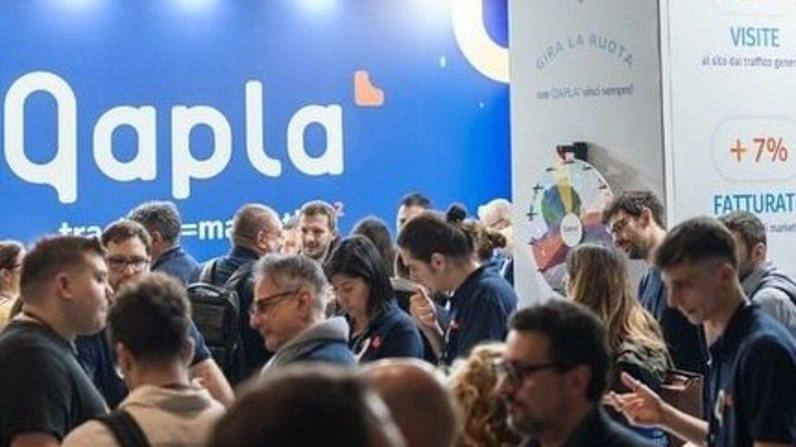 Sopra, un evento organizzato da Qaplà. A sinistra, la head of sales Cristina Massa