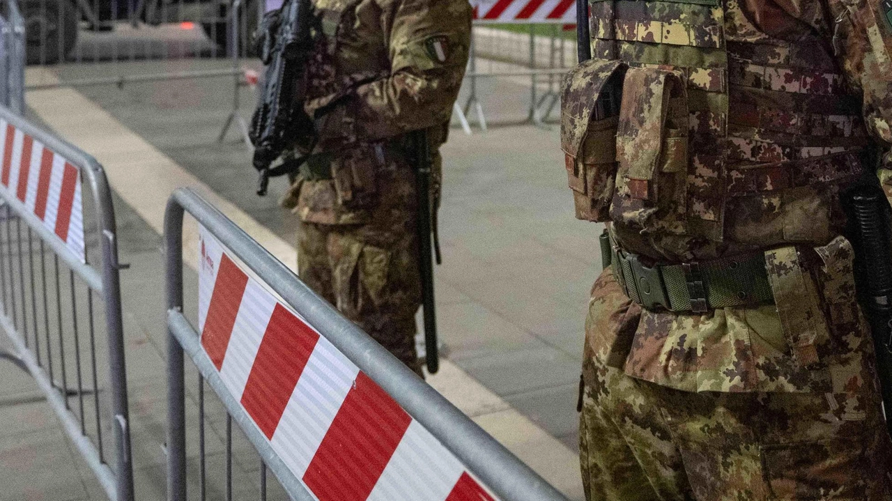 Piazza Duca di Aosta, a Milano, dove i controlli degli agenti sono stringenti