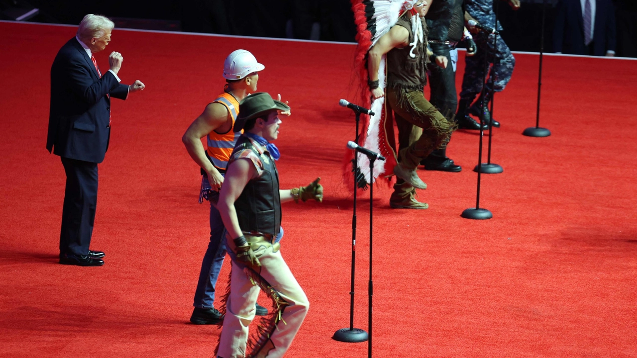 Il presidente eletto Donald Trump balla assieme ai Village People "YMCA". (AFP)