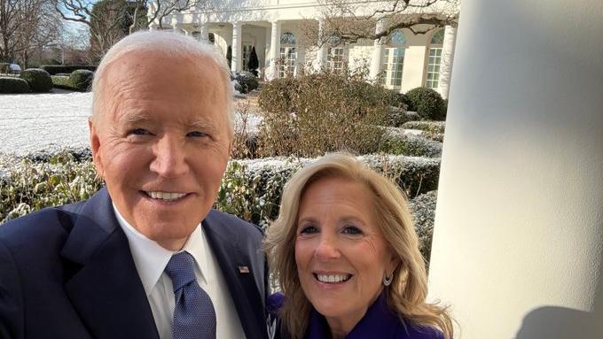 Joe Biden, il selfie abbracciato alla moglie Jill prima di lasciare la Casa Bianca