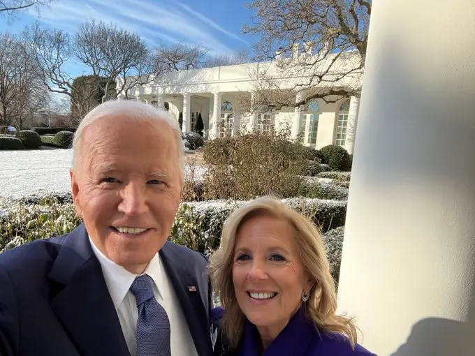 Joe Biden, il selfie abbracciato alla moglie Jill prima di lasciare la Casa Bianca