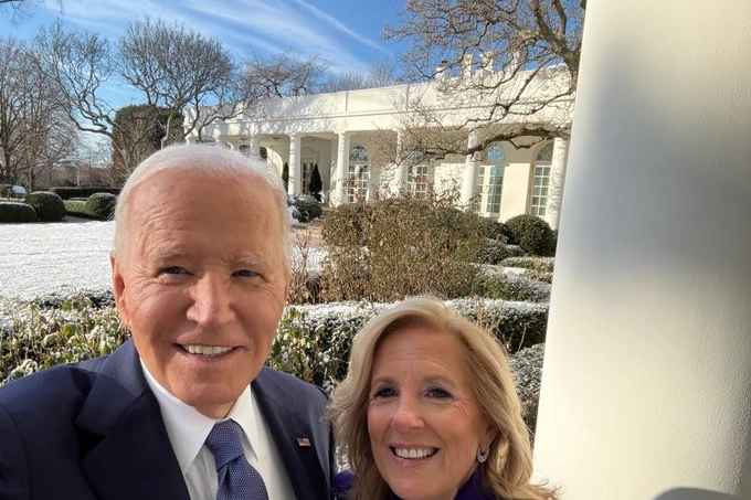 Joe Biden e la moglie Jill, l'ultimo selfie alla Casa Bianca, postato su X