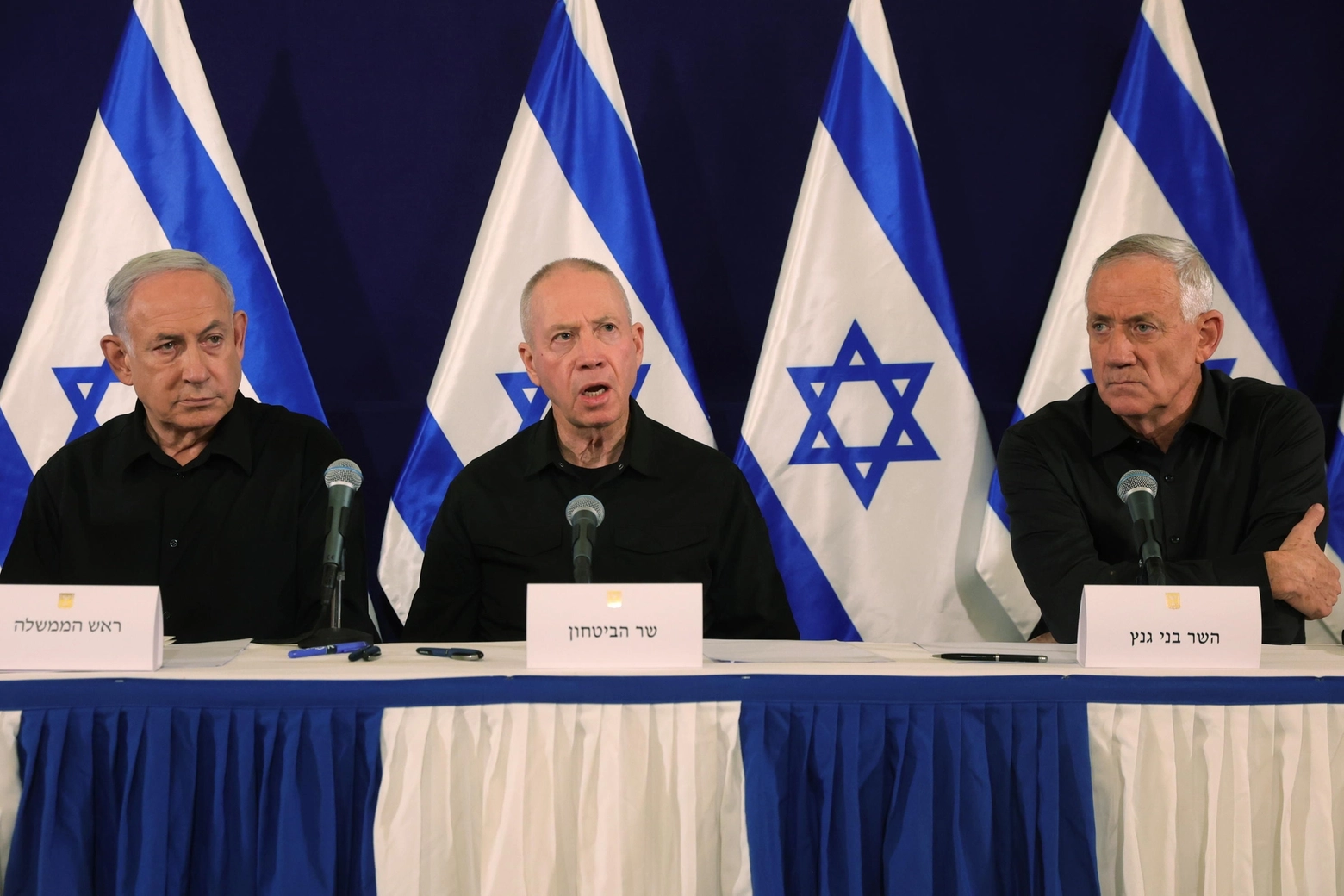 Da sinistra il primo ministro israeliano Benjamin Netanyahu, il ministro della Difesa Yoav Gallant e il ministro gabinetto di guerra, Benny Gantz (Ansa)