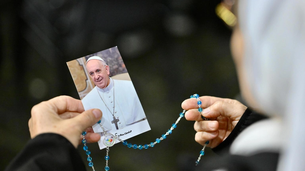 "Il Papa ha riposato bene, tutta la notte". Lo comunica la sala stampa vaticana. ...