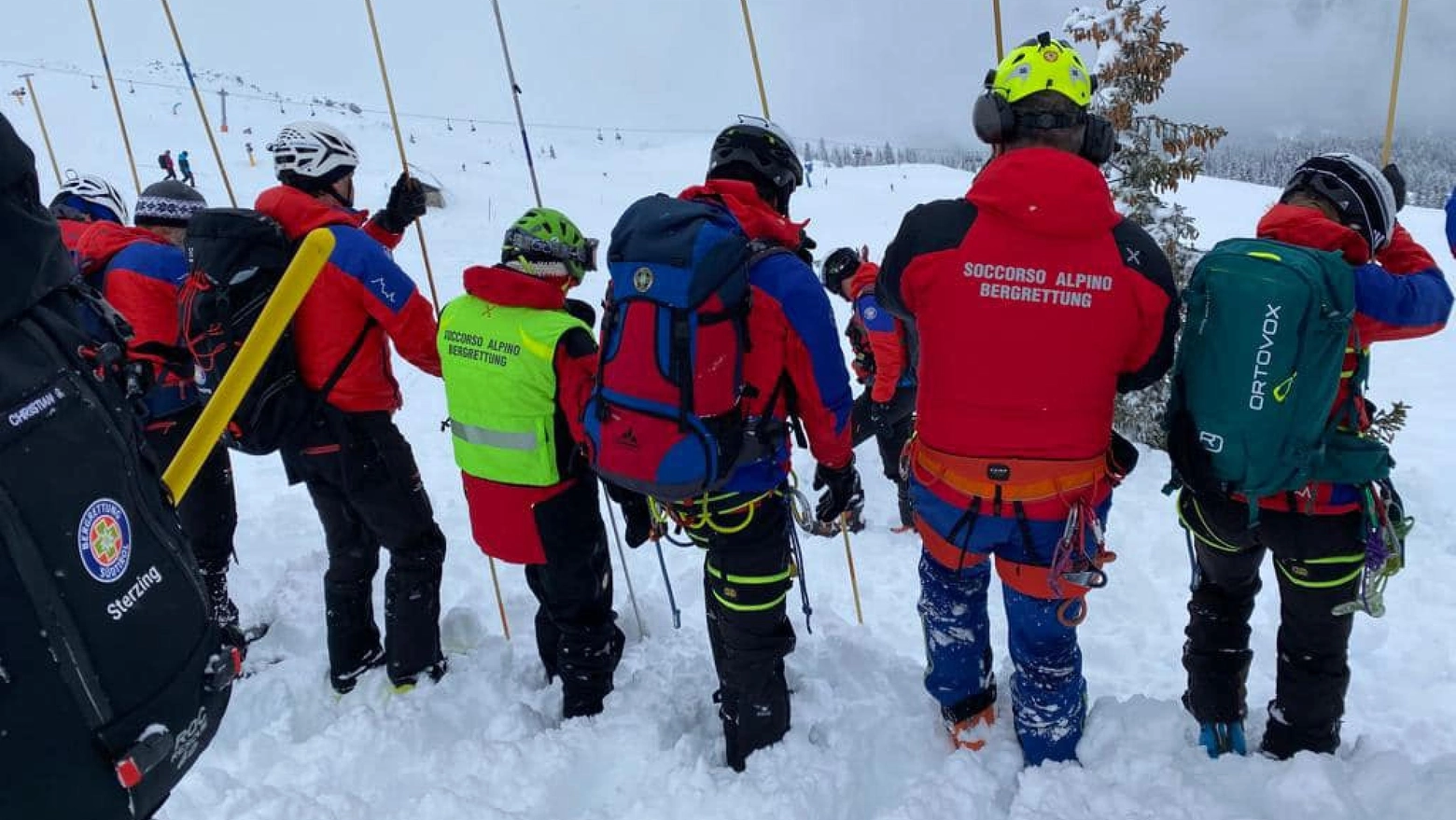 Soccorsi dopo una valanga, immagini di archivio (foto Ansa)