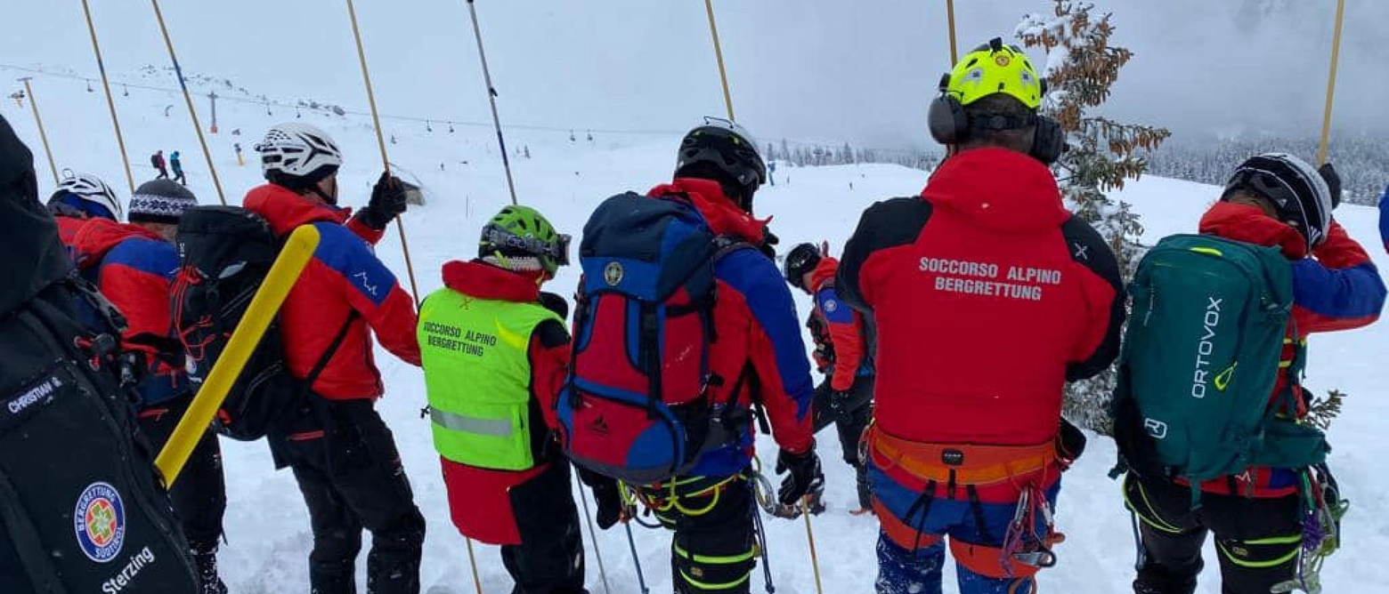 Elicottero bloccato dal maltempo, una squadra via terra ha raggiunto la zona a 3.900 metri di quota. Sul Monte Bianco i soccorritori non riescono a raggiungere due alpinisti italiani, bloccati a 4.500 metri