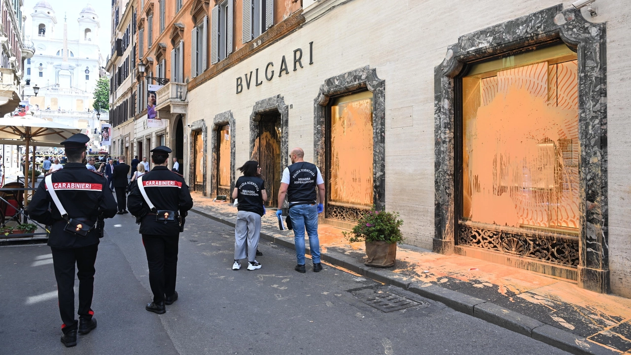 Blitz di Ultima Generazione in via dei Condotti a Roma (Ansa)