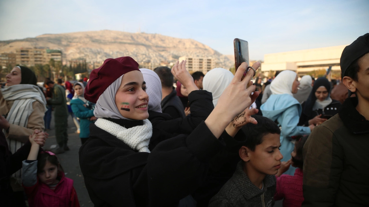 Festa per il rovesciamento di al-Assad, nella piazza degli Omayyadi a Damasco