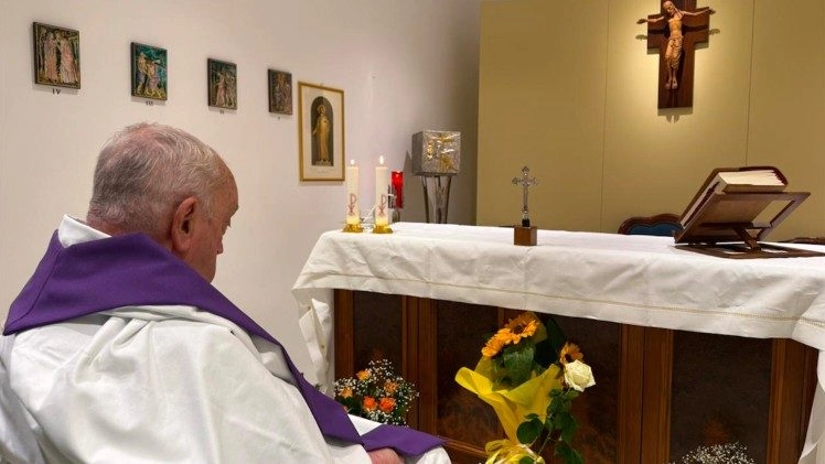 Una foto di Papa Francesco diffusa da Sala Stampa della Santa Sede, la prima dal suo ricovero