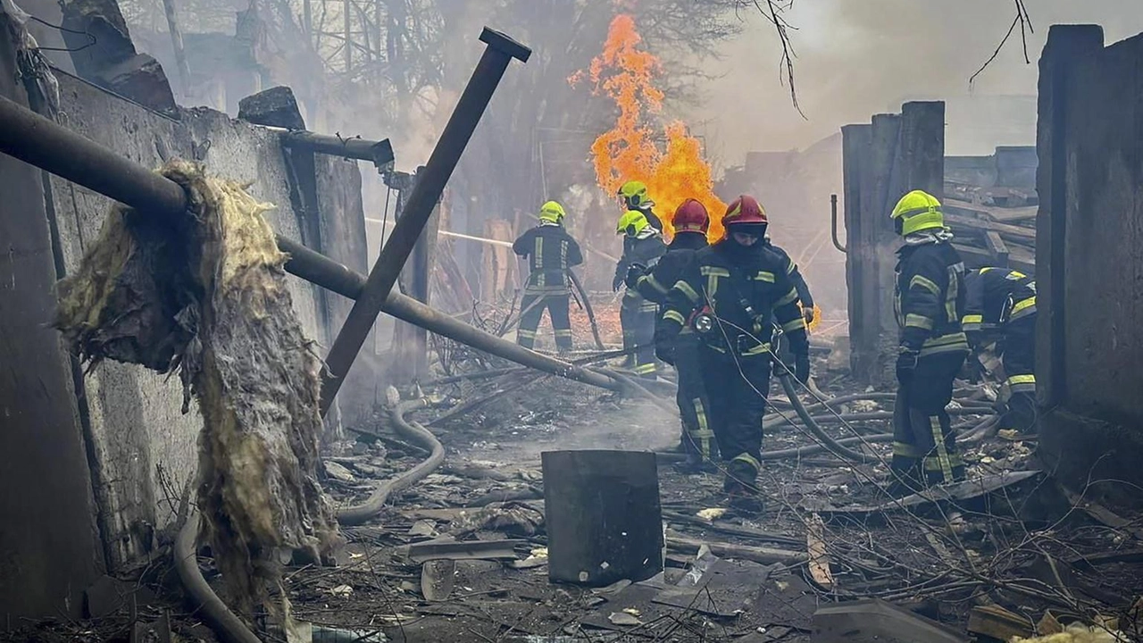 Bombardate città e infrastrutture elettriche in Ucraina