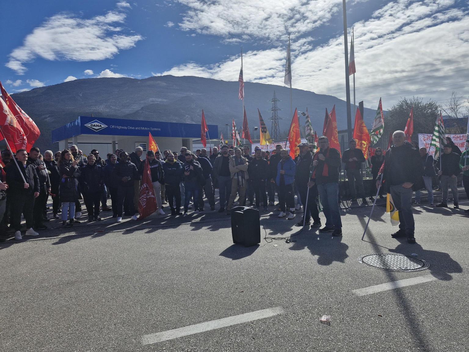 Sciopero alla Dana di Rovereto: 300 lavoratori in protesta contro la delocalizzazione