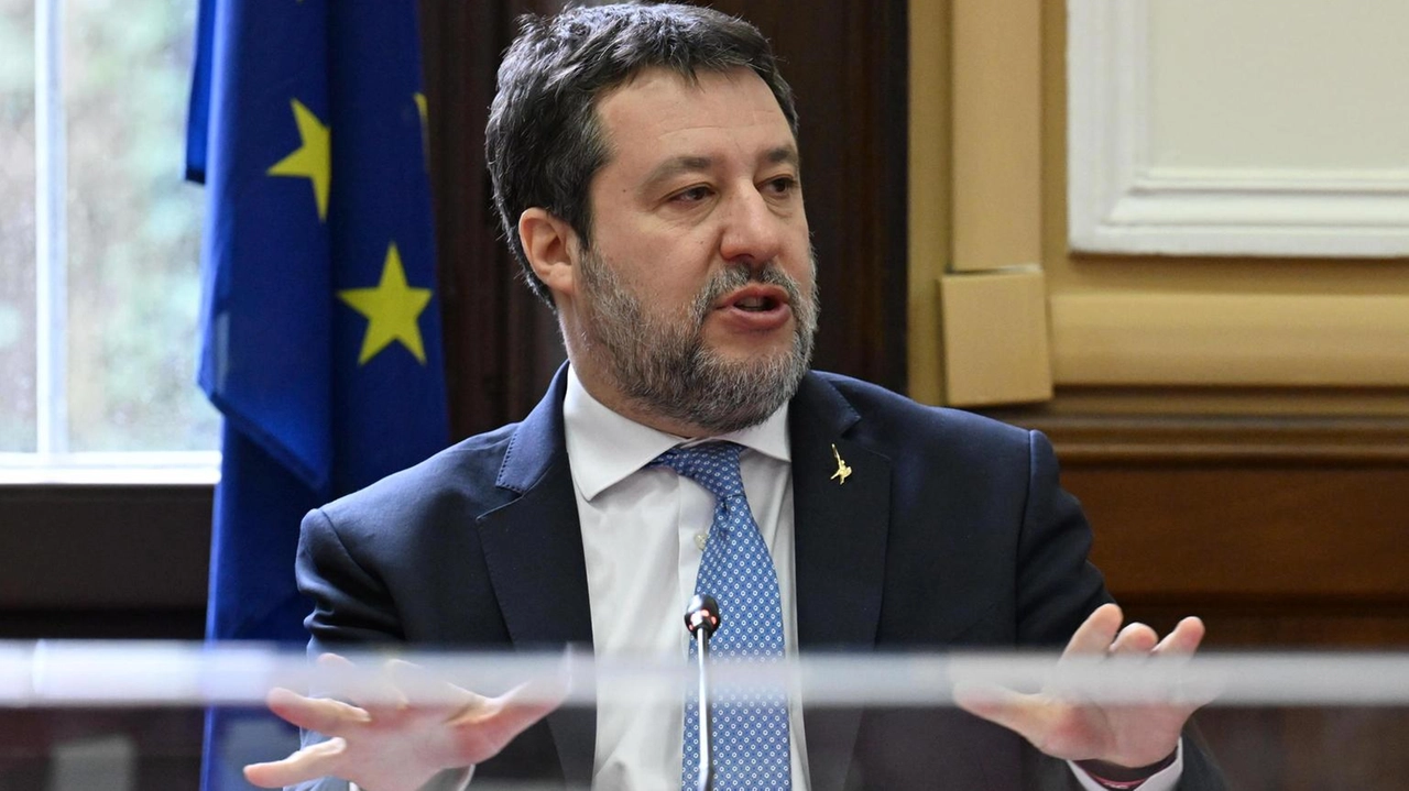 Il Ministro Salvini critica il Pnrr Green per l'esclusione di infrastrutture e l'acquisto di autobus elettrici stranieri.