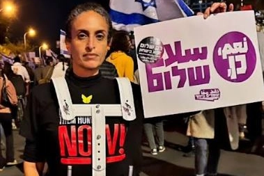 La cantante israeliana Noa, 55 anni, a una manifestazione contro il premier Benjamin Netanyahu