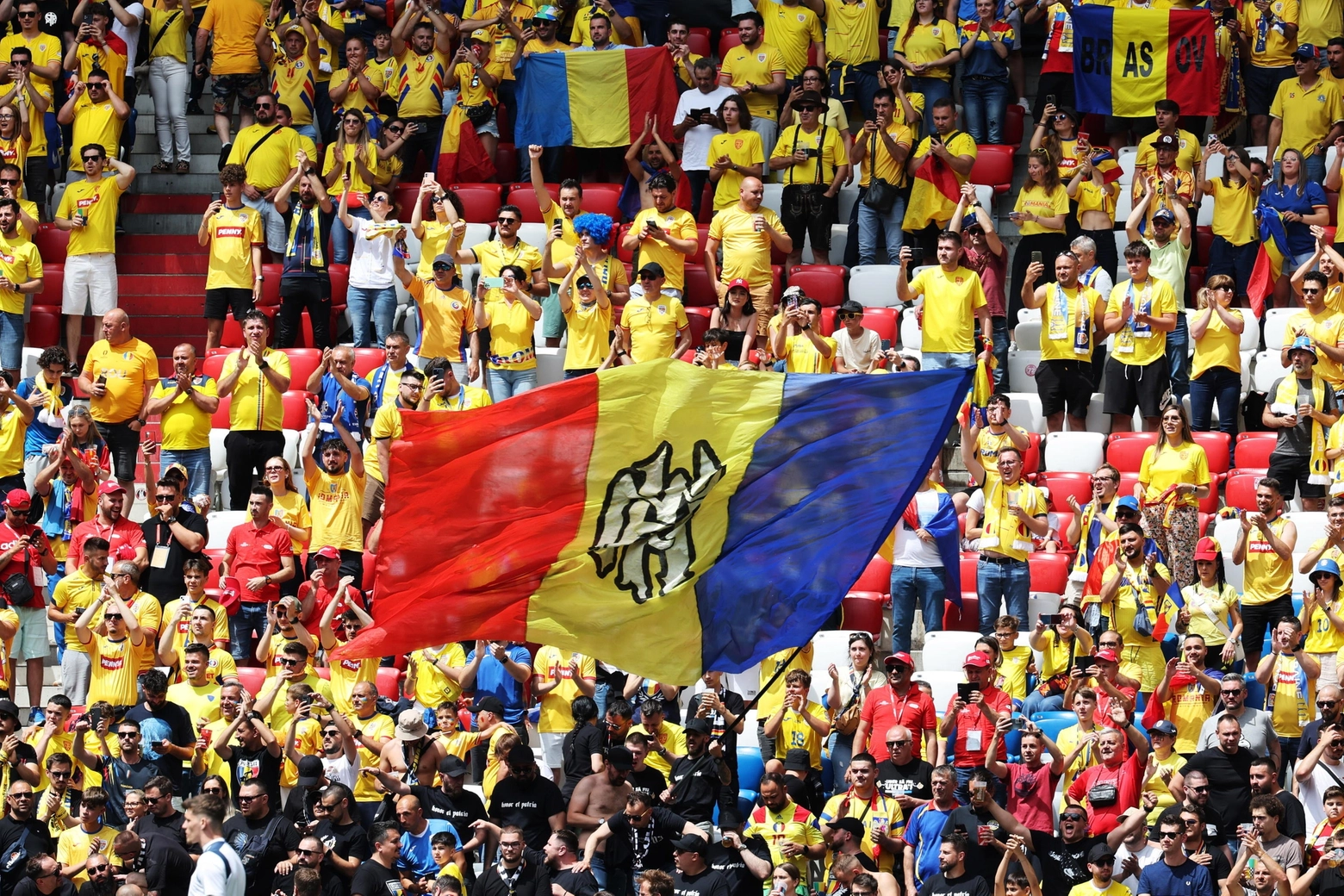 I tifosi romeni sulle tribune dell'Allianz Arena di Monaco