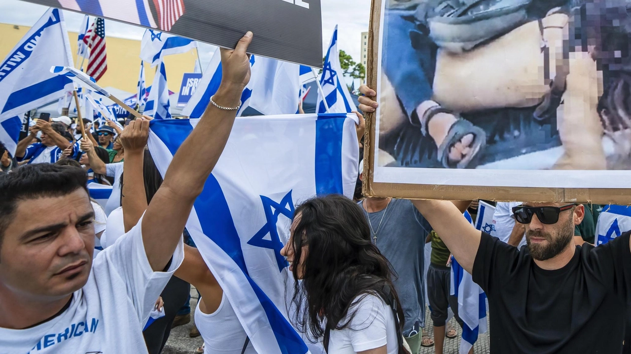 Una manifestazione dei familiari degli ostaggi israeliani: circa un centinaio di prigionieri sarebbe ancora nelle mani dei terroristi i di Hamas