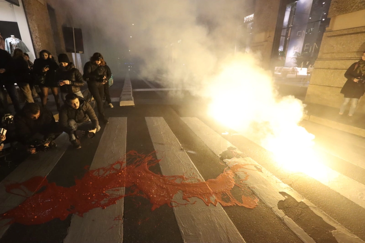 I manifestanti imbrattano di rosso sangue le strisce pedonali