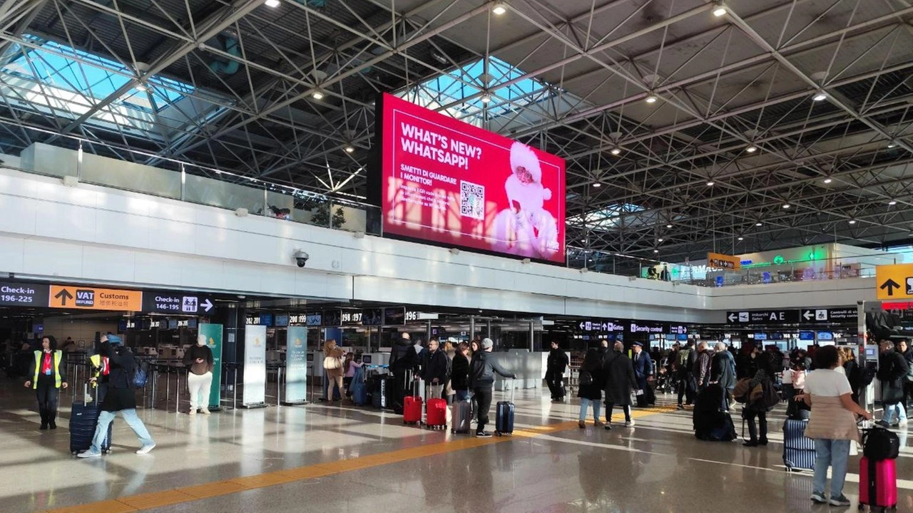 Testimonianze degli italiani rientrati a Fiumicino da Los Angeles, descrivendo l'atmosfera spettrale causata dagli incendi.