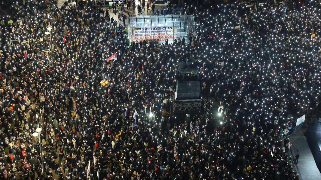 Proteste a Nis contro la corruzione: migliaia di studenti e lavoratori in piazza chiedono democrazia e giustizia.