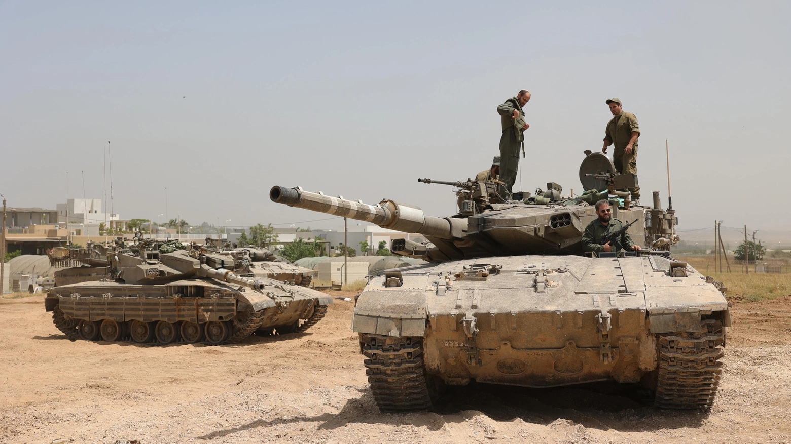 Soldati dell'esercito israeliano sopra un carro armato (foto Ansa)