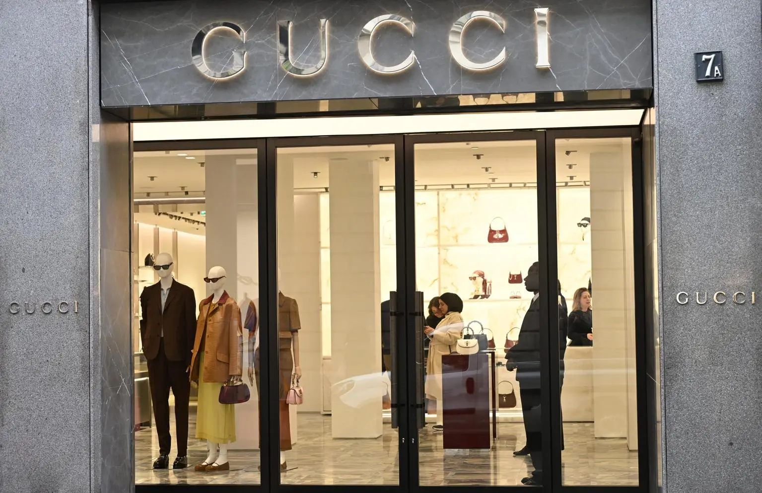 Kering chiude il 2024 con utile netto in calo del 62%, pesano i risultati di Gucci