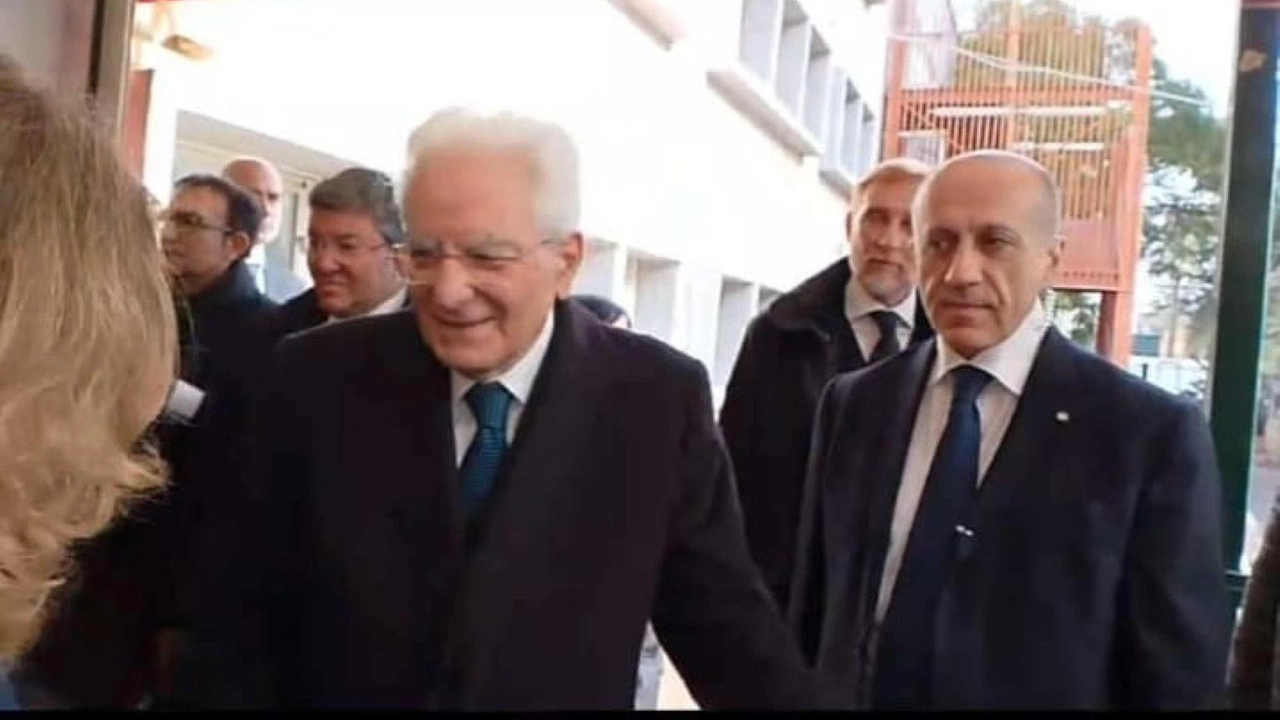 Il Presidente Mattarella visita la scuola di Palermo per incontrare gli alunni vittime di insulti razzisti.