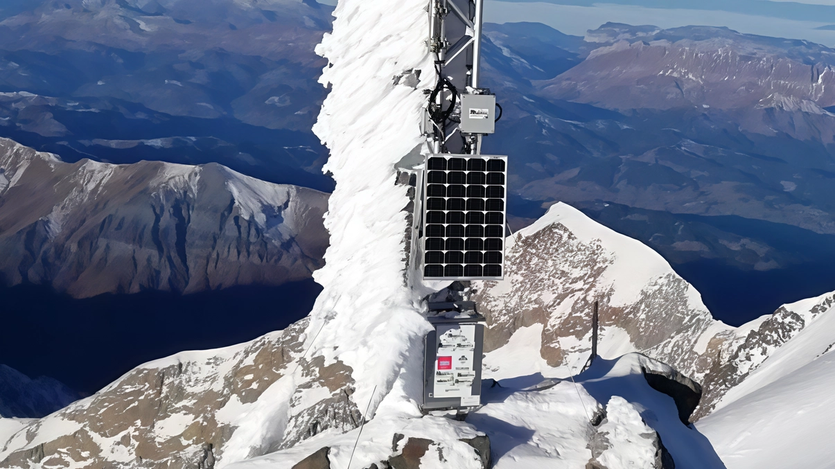 Caldo record sul Monte Bianco, temperature sopra lo zero per 33 ore. Gli esperti: di notte non gela più