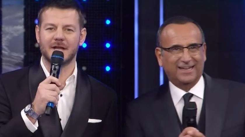 Alessandro Cattelan, 44 anni, con Carlo Conti,. 63 anni, ieri sera in diretta su Raiuno per decretare le quattro Nuove Proposte in gara a Sanremo 2025