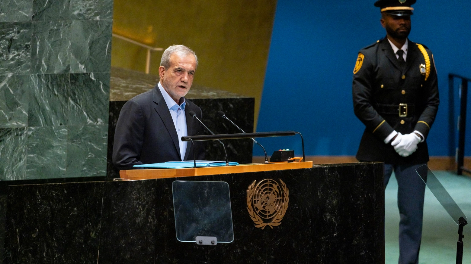 il presidente iraniano Masoud Pezeshkian parla all'assemblea generale dell'Onu (Ansa)