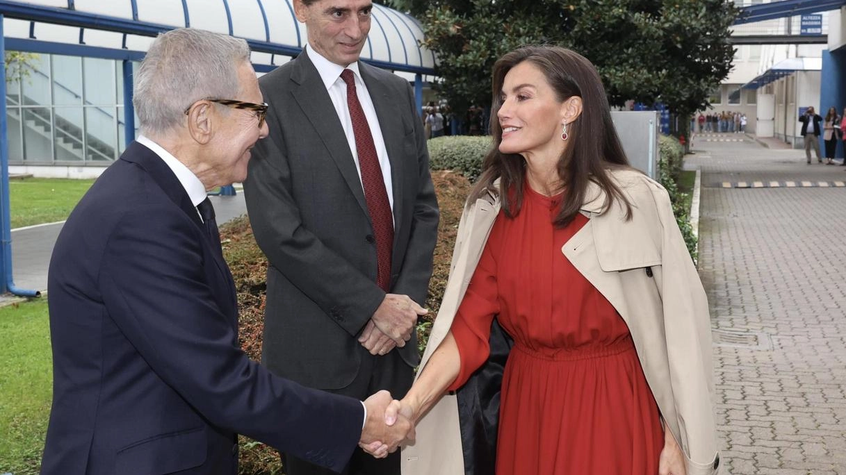 La regina di Spagna Letizia Ortiz visita l'Istituto di oncologia molecolare di Milano per il World Cancer Research Day, sottolineando l'importanza dell'innovazione e dell'equità nei trattamenti contro il cancro.