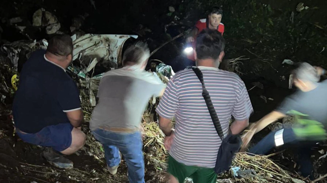 Piogge torrenziali colpiscono Caserta ed Avellino: frane, allagamenti e due dispersi. Donna e figlio travolti da fango mentre raccoglievano nocciole. Evacuazioni a San Felice a Cancello.