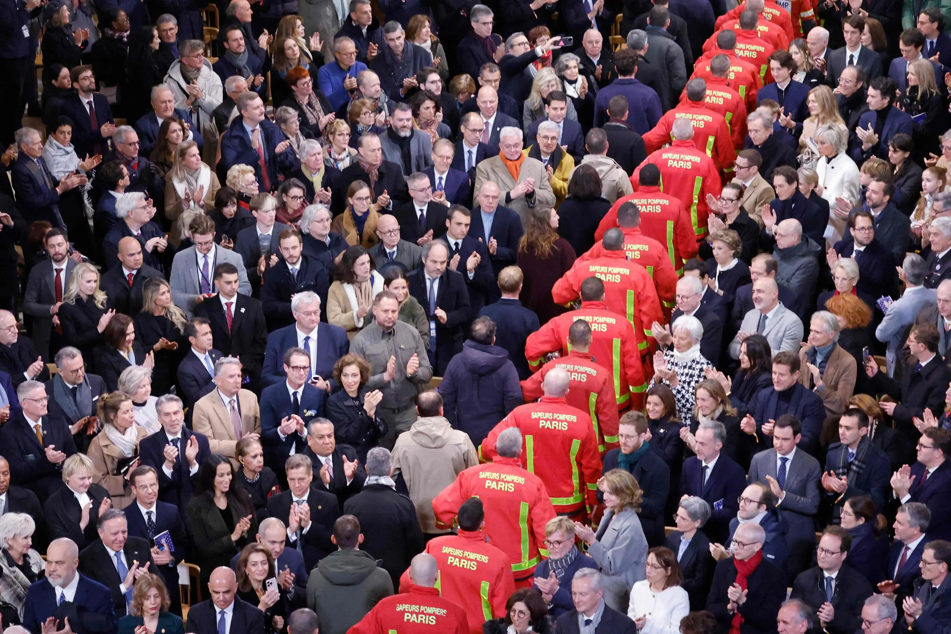 Notre Dame, l’inaugurazione: il simbolo di Parigi riapre al mondo. Standing ovation per i vigili del fuoco eroi