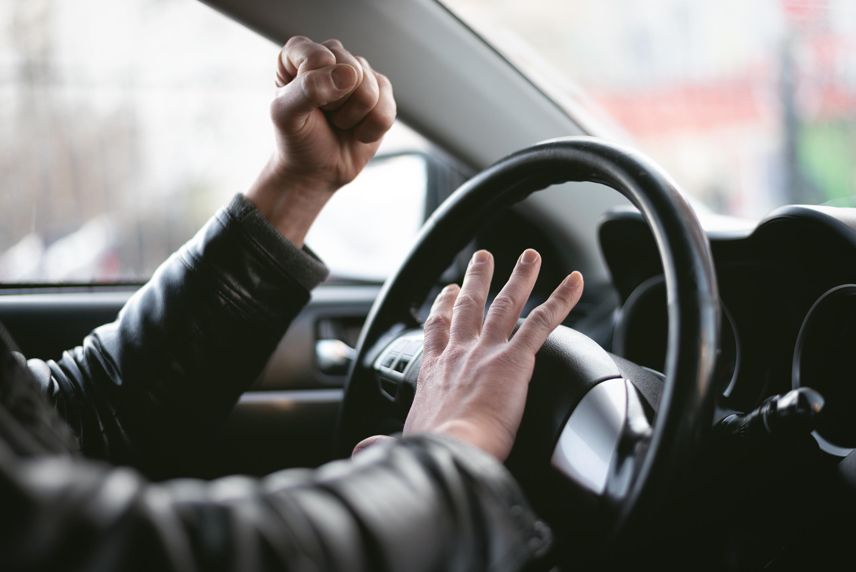 Che cos’è la rabbia stradale? Lo psicologo del traffico: “Vi spiego perché anche le persone miti perdono la testa”