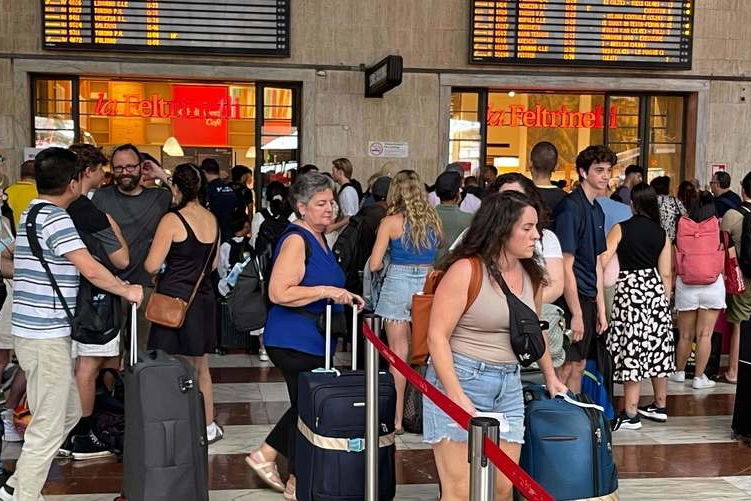 Firenze, grande movimento di viaggiatori alla stazione ferroviaria di Santa Maria Novella