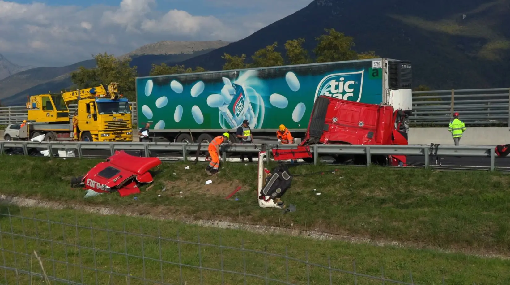 Tragico incidente in A1, tir contro pullman di turisti coreani: un morto e diversi feriti