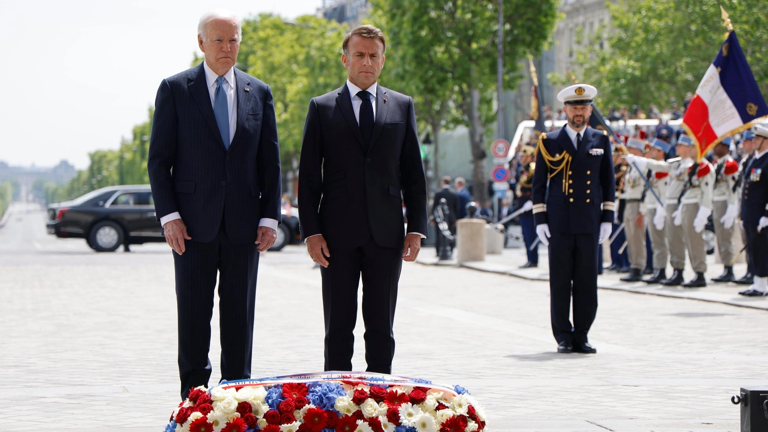I presidenti Biden e Macron all'Arco di Trionfo a Parigi (Ansa)