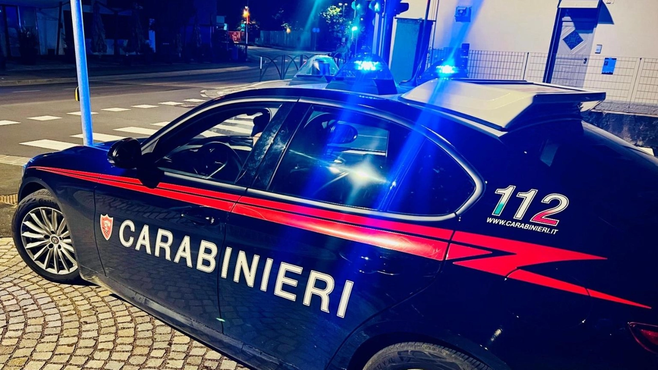 Due genitori arrestati vicino Roma per aver minacciato e perseguitato l'insegnante del figlio, creando ansia e paura.