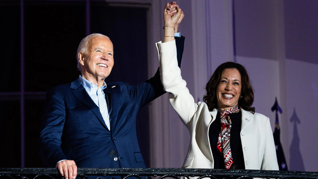 Joe Biden  (81 anni) alza il braccio  di Kamala Harris (59), sua vice alla Casa Bianca