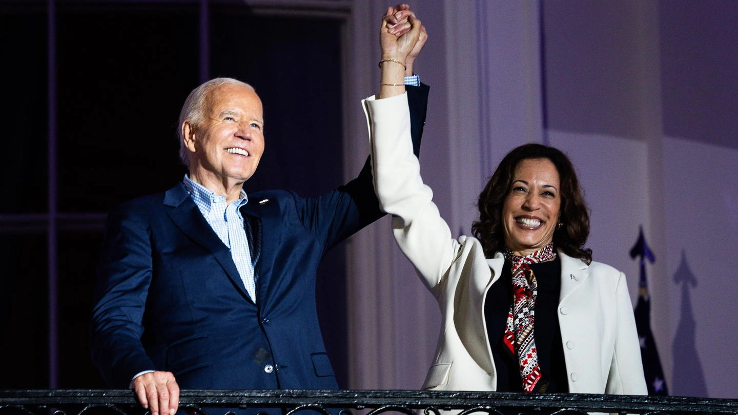Joe Biden  (81 anni) alza il braccio  di Kamala Harris (59), sua vice alla Casa Bianca