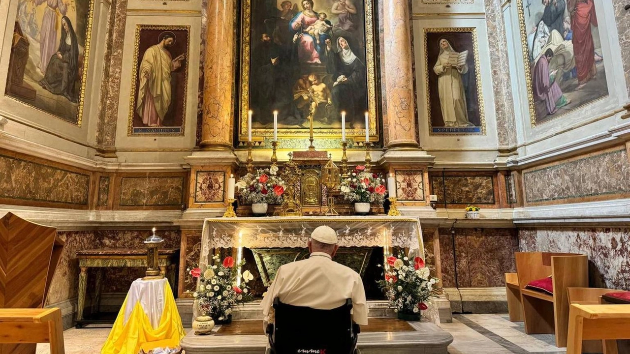 "Nel pomeriggio di oggi, memoria di santa Monica, Papa Francesco si è recato nella chiesa di Sant'Agostino a Roma, e...