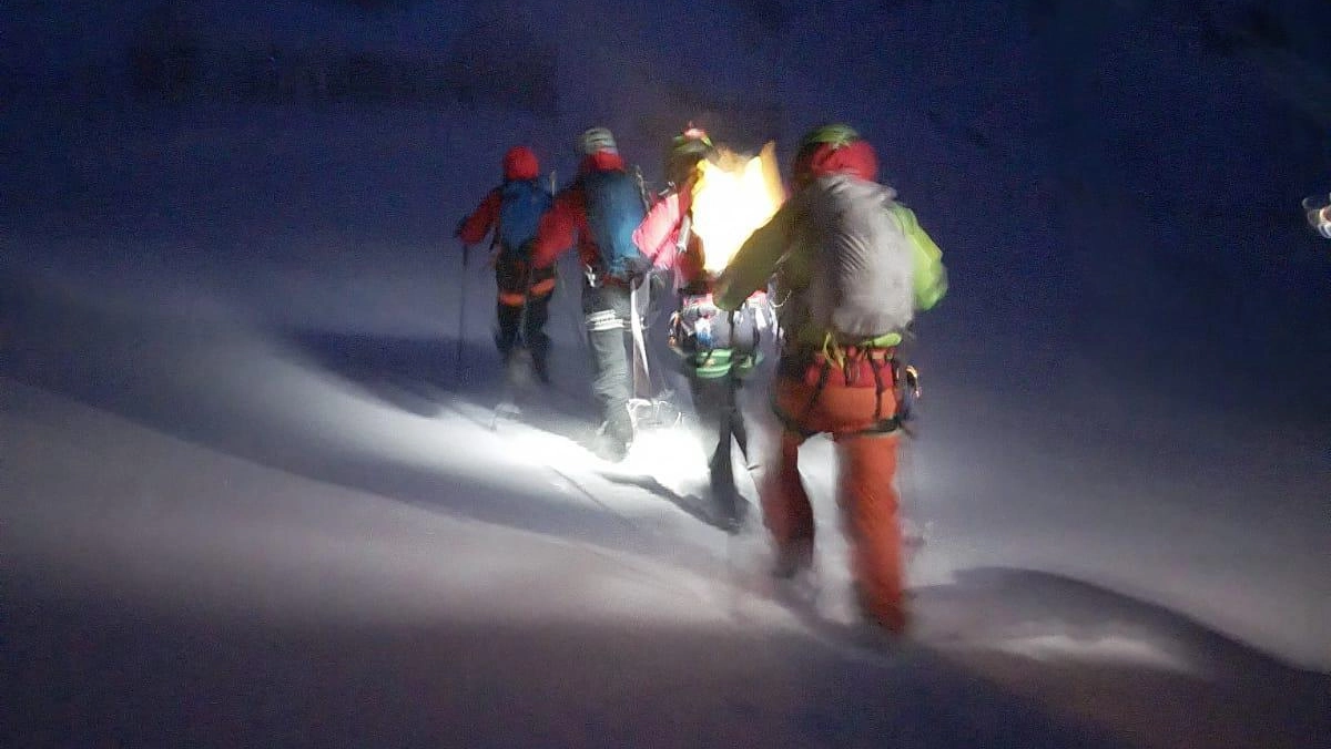 Le ricerche dei due escursionisti bloccati sul Gran Sasso sono state interrotte ieri sera