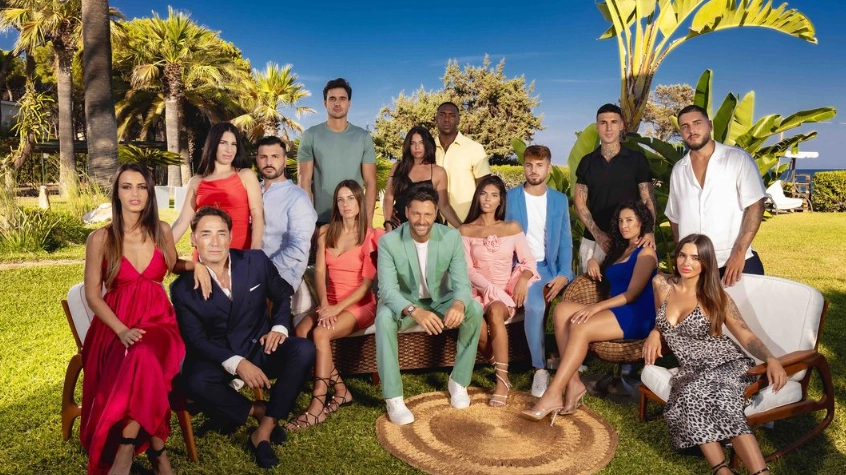 Le coppie di Temptation Island 2024 con il conduttore Filippo Bisciglia