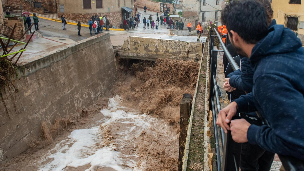 I sub avevano parlato di "tragedia" dopo il primo sopralluogo nel centro commerciale. Le autorità spagnole non sono in grado di quantificare i cittadini di cui non si hanno notizie.