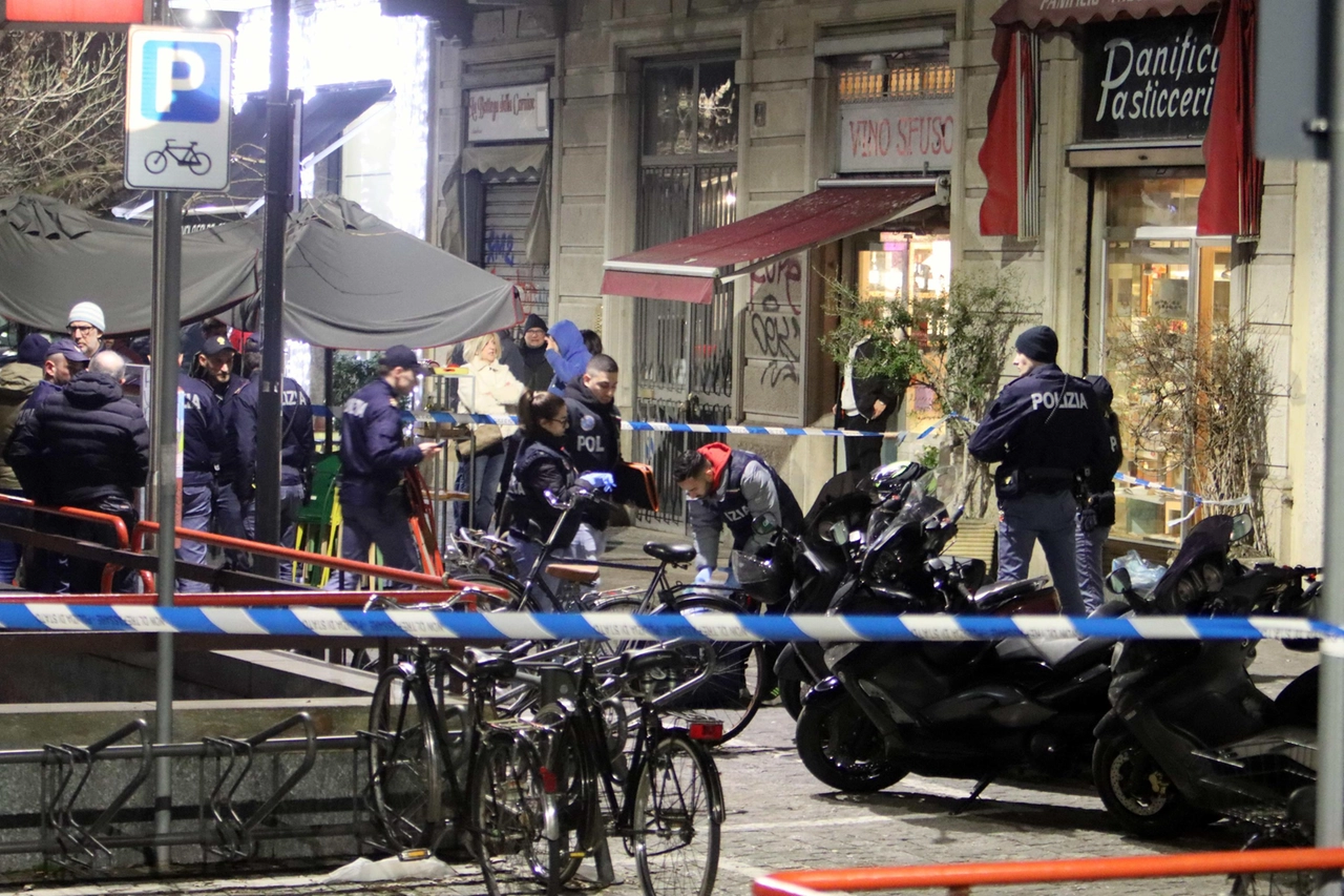 La panetteria teatro dell'omicidio e il locale accanto "Vino Sfuso" dove alcuni clienti stavano facendo l'aperitivo