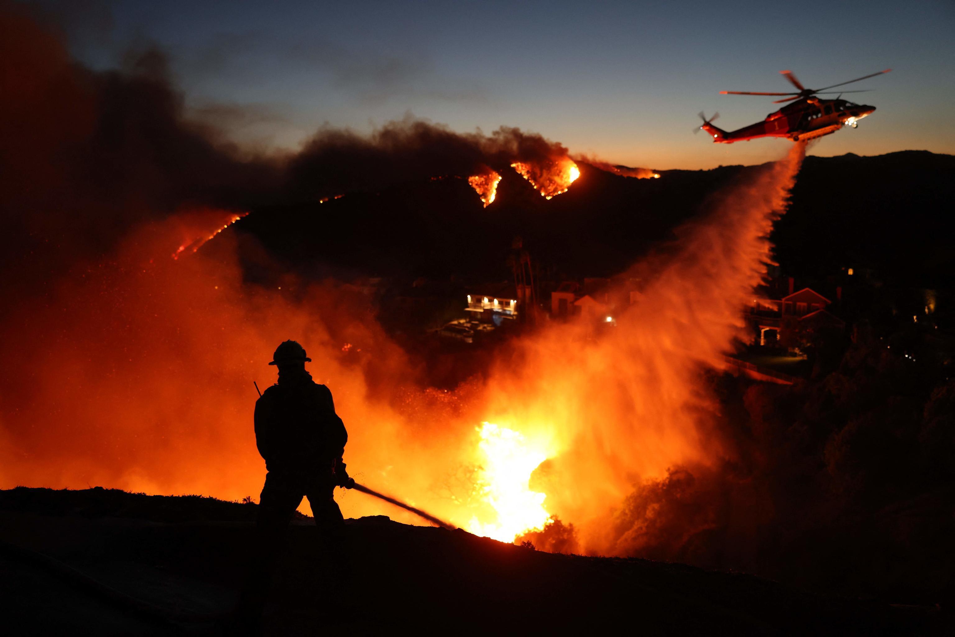 Causa incendi Los Angeles. Siccità e venti fino a 160 km/h. Cosa sta succedendo in California