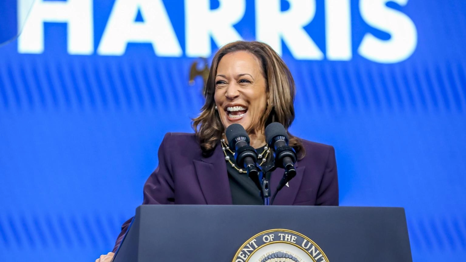 Harris avanti a Trump, +1%. Stati in bilico, testa a testa