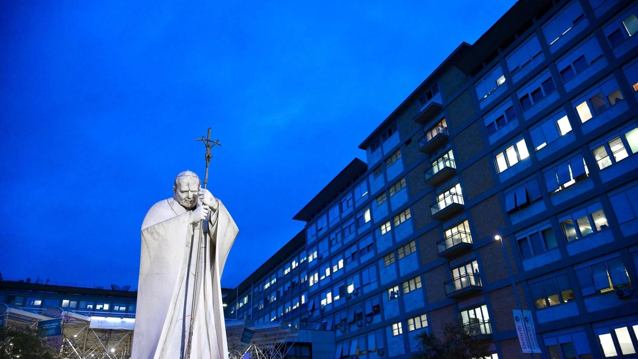 "La notte è trascorsa serena, il Papa si è alzato e ha fatto colazione in poltrona". Lo comunica la Sala...