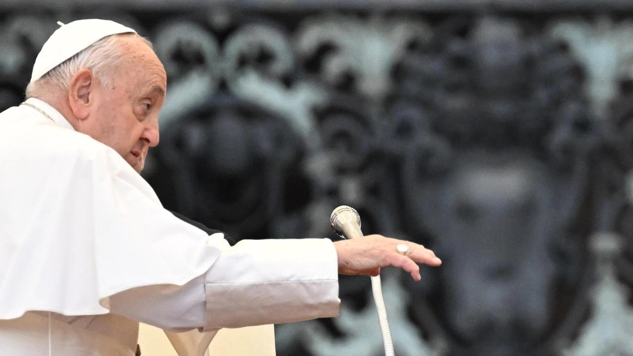 Papa Francesco, 87 anni, all'Udienza generale in piazza San Pietro