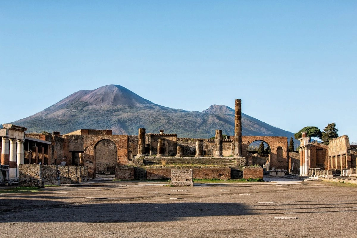 Il foro di Pompei e, dietro, il Vesuvio com'è oggi (credits Parco archeologico di Pompei)