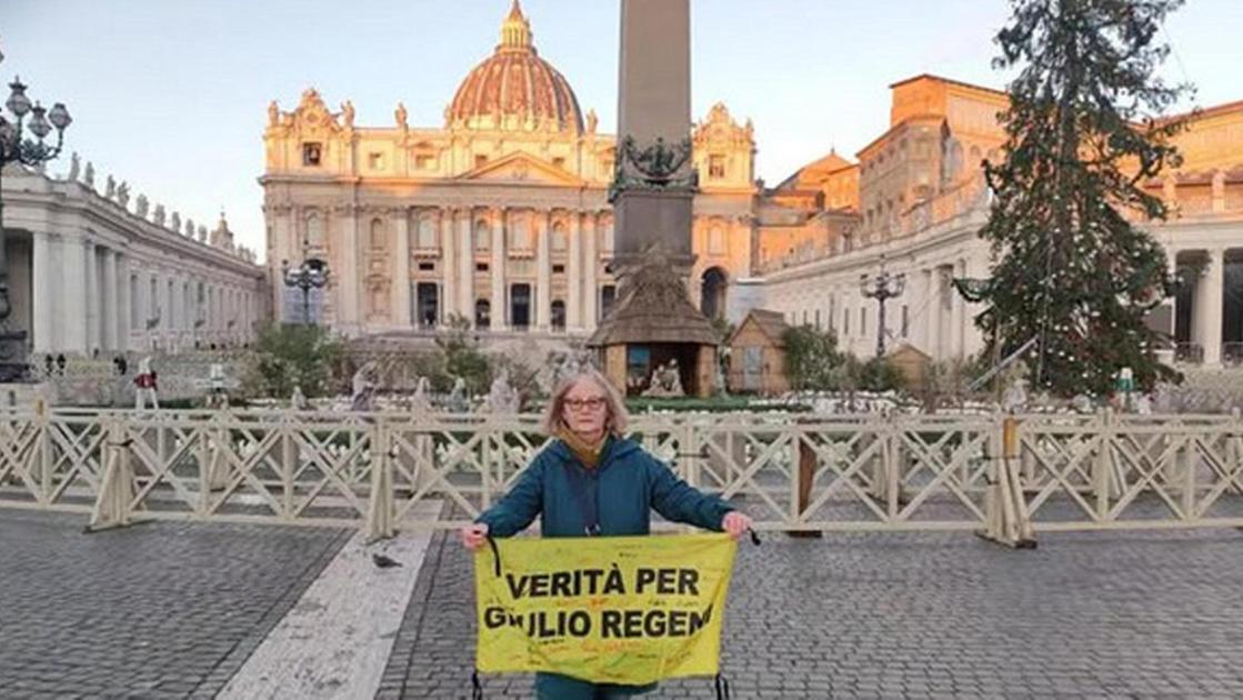 I Regeni in piazza S.Pietro con striscione, 