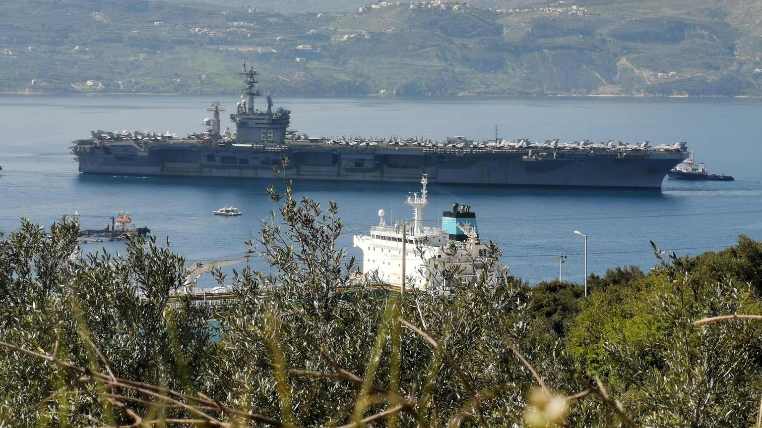 Houthi, 'abbiamo colpito la portaerei Uss Eisenhower'